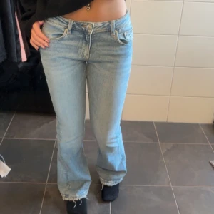 Blå jeans med bootcut - Snygga blå jeans med bootcut och låg midja. Jeansen har klassisk femficksdesign och en lätt slitning längst ner💕är lite osäker i storleken men passar mig som har 32/xxs/xs och längden någon som är 150-155😊
