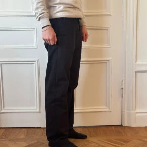 Sweet SKTBS jeans/chinos  - Tvär feta byxor i skönt material i storlek 29. Fungerar både till vardags eller om man vill ha men mer stilren look. Nästan aldrig använda 