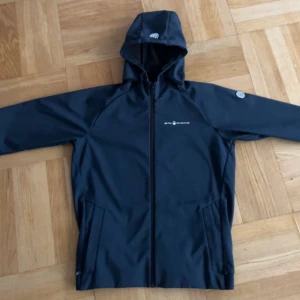 HELT NY sailracing windbreaker - Säljer min helt oanvända mörkblåa sailracing vind-jacka, storleken är xs men passar även s (165-175) jag söker 599kr men kan även gå ner i pris för rätta personen (kostar runt 2k i butik) som alla vet är sailracing känt för deras kvalitet kan garantera att denna jacka kommer hålla dig varm och den är perfekt för kommande årstiden. Skriv för mer info/bilder, tack🍾❤️🤝