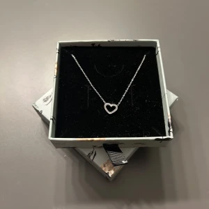 Silverhalsband med hjärta - Super fint halsband som aldrig kommit till användning, eftersom jag har bytt till guld smycken! 🥰