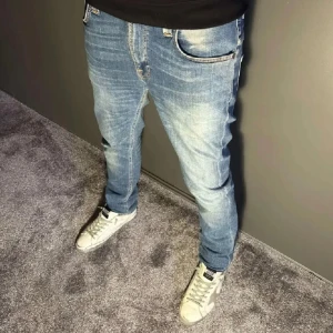 Nudie jeans - Säljer nu mina nudie jeans med snygg tvätt och passform || storlek 30/32, modellen är ca 179. Skriv vid minsta fundering.