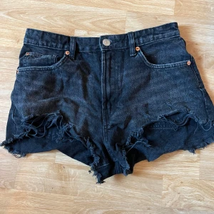 Svarta jeansshorts med fransar - Snygga svarta jeansshorts från zara st 36/38 midwaist använda ett par gånger så de är i fint skick 