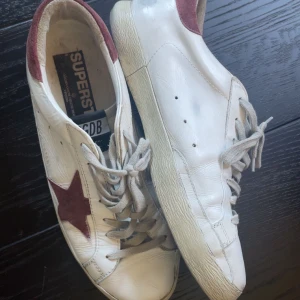 Golden Goose Skor - Ett par väldigt fina och unika skor från Golden Goose. Perfekta nu till våren och sommaren. Har en del användning men är i väldigt fint skick. Enda defekterna är lite små creasings i lädret som blir på läderskor och lite skrap vid hälarna. Inget som påverkar användningen och syns väldigt lite!