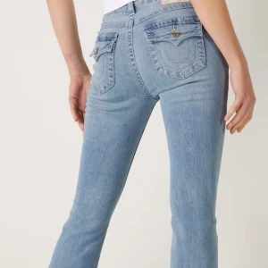 INTRESSEKOLL! - Jag är osäker om jag vill sälja dessa jeans så lägger ut dem för intressekoll. Det är ett par True Religion jeans i modellen becca, storlek 25. Jag är ca 170 och dom är perfekta på mig i längden. Dom kan möjligtvis bara pytte slitna vid hälarna men inget som märkt. Hör av er vid fler frågor/bilder om dom!