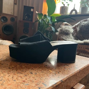 Svarta sandaler med klack - Svarta sandaler från NLY Shoes i mockaimitation. I fint skick, knappt använda.