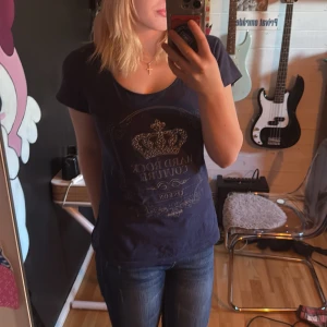 Blå t-shirt från Hard Rock Couture - Jättesnygg T-shirt från hard rock couture i bra kvalité. Skriv gärna om ni har några frågor🫶