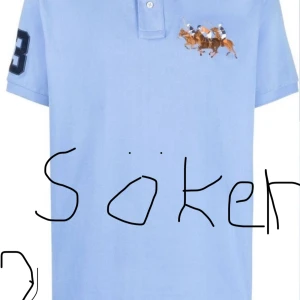 Ljusblå pikétröja med broderi - Söker denna triple pony pike för ett rimligt pris i storlek L eller M