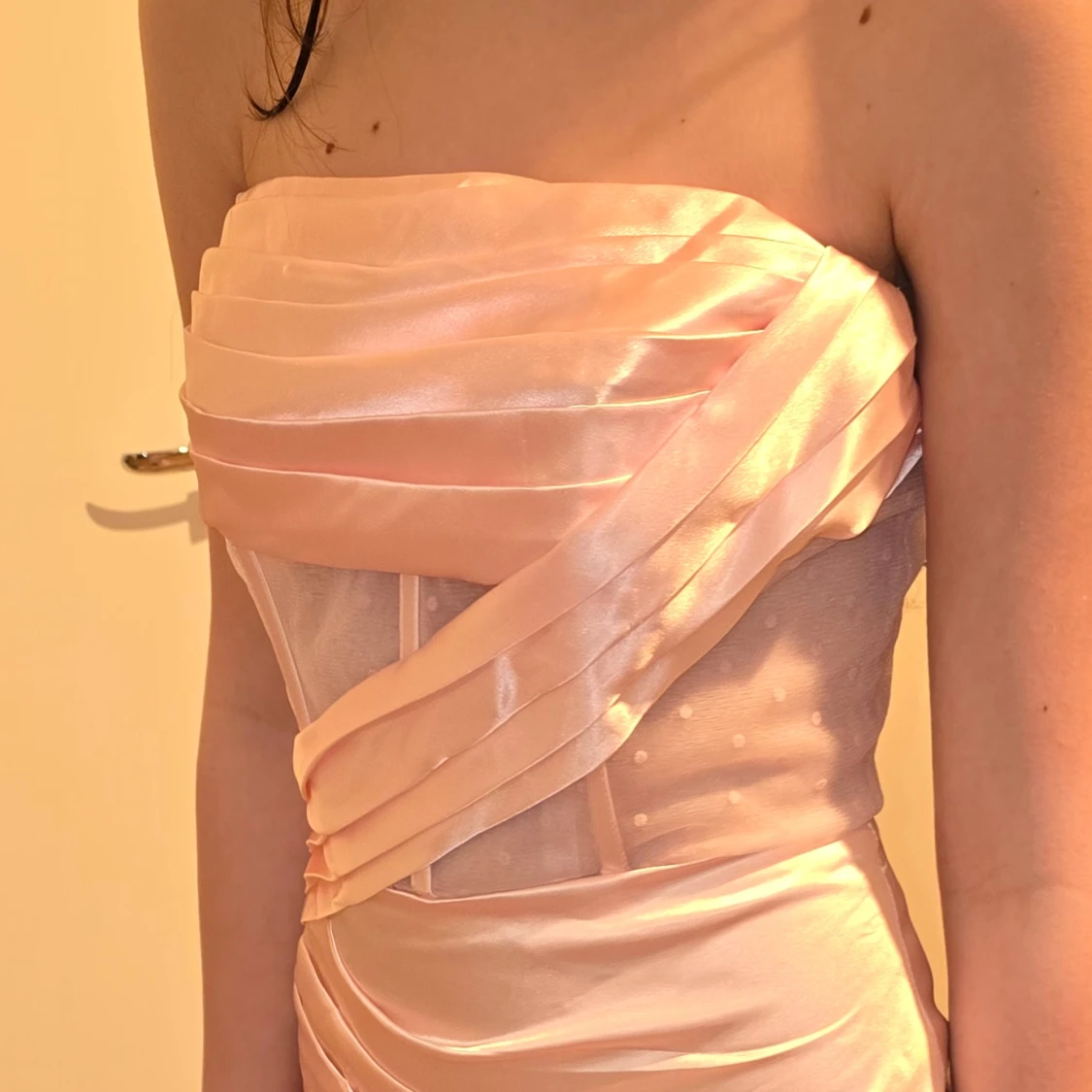 Ljusrosa axelbandslös långklänning - 1