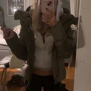 Svart dunjacka med huva - Dunjacka med stor huva från Cedrico, Jackan är i modellen stella och i storlek xxs