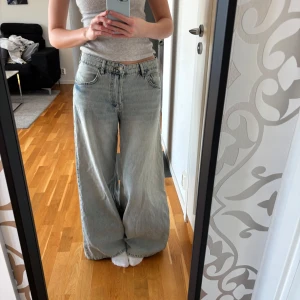 Ljusa vida jeans - Ett par ljusa jeans med medelhög midja, från GinaTricot och är använda en gång. Inga defekter! Jag är 175 för referens.