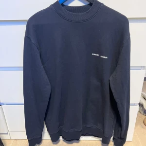 Samsøe tröja  - Säljer min sweatshirt från samsøe som är i fint skick endast använd ett fåtal gånger, nypris 2000kr mitt pris 499kr storlek M