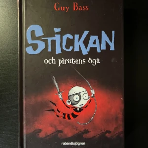 Barn bok Stickan och piratens öga - Stickan och piratens öga av Guy Bass är en spännande bok om äventyr på de sju haven. Följ med på en osannolik historia där en liten nästan-pirat upplever stora händelser. Illustrerad av Pete Williamson.