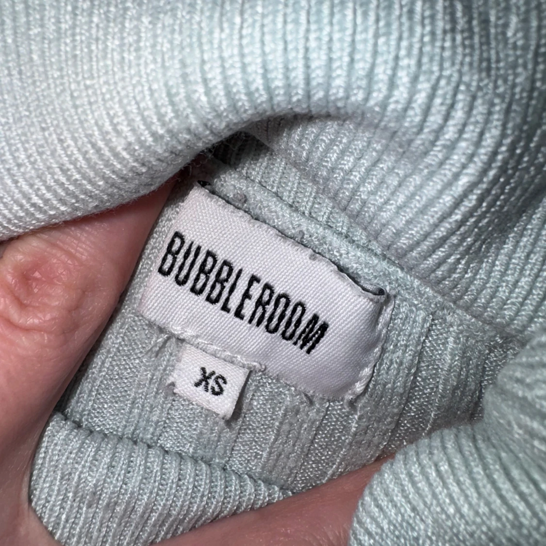 Ljusgrå ribbad polotröja från Bubbleroom - 3