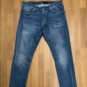 Tiger of Sweden Jeans - Snygga mörkblå jeans från tiger of Sweden. Modell Pistolero, Mått: Midja-44cm/Längd-101cm. Mycket bra skick.