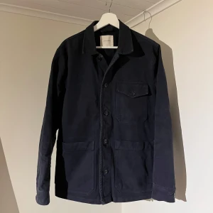 A Day’s March Overshirt - mörkblå🔵 - Den perfekta vårjackan!☀️Säljer denna sjukt snygga Overshirten från A Day’s March⭐️ Färgen är mörkblå och storleken är M⭐️Jackan har inga defekter och skicket är utomordentligt🙌🤝 Sjukt najs passform och material också⭐️🙌 Tveka inte på att höra av er dig vid minsta fråga eller fundering😊