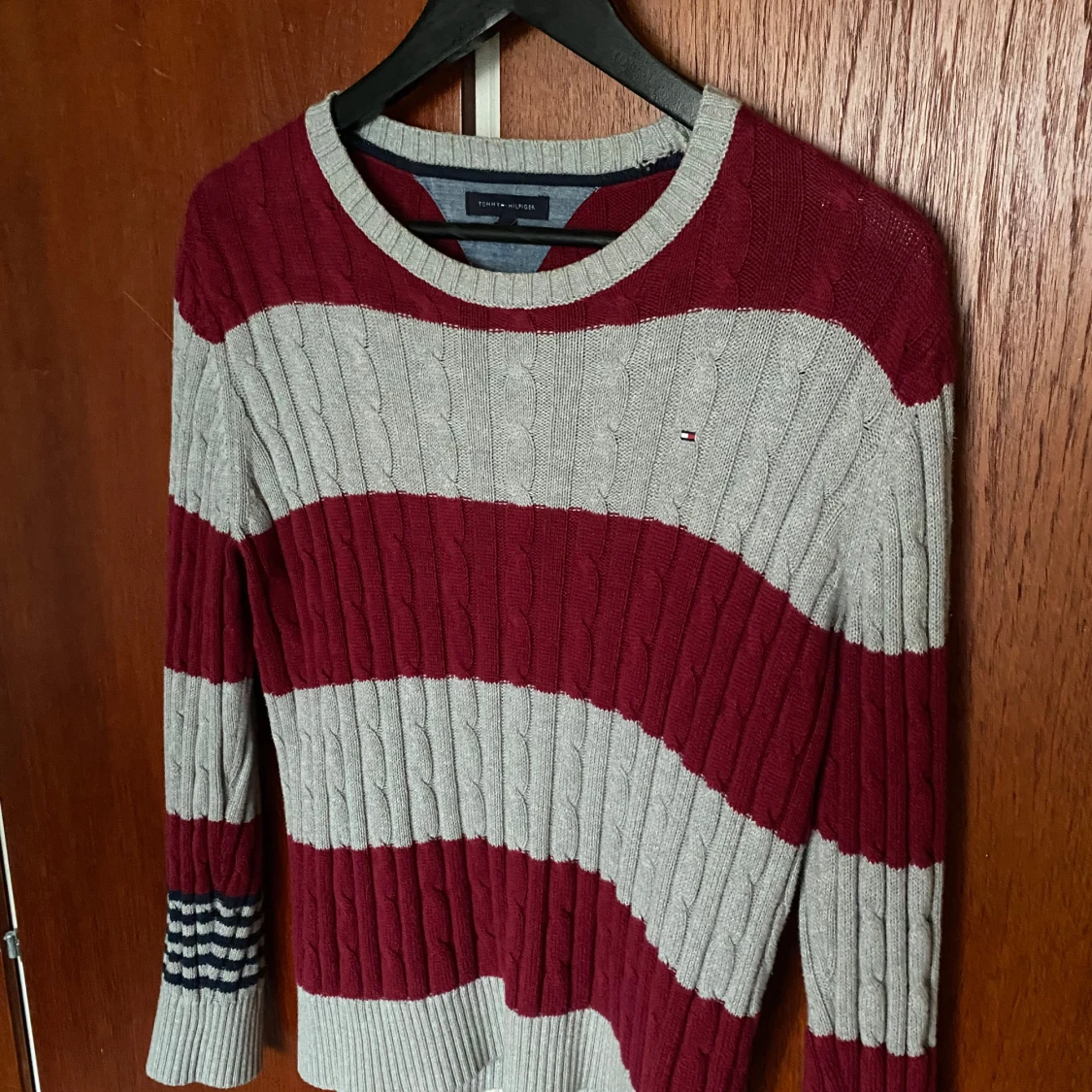 Randig stickad tröja från Tommy Hilfiger