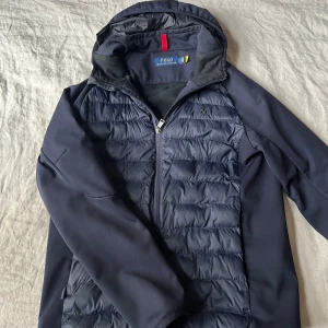 Cardigan/jacka från Polo Ralph Lauren - använd ett fåtal gånger men skicket är som nytt. inga skador. snygg men tyvärr för liten. storlek S 