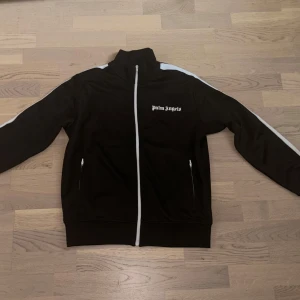 Palm Angels  track jacket - Säljer en svart track jacket från Palm Angels som är storleken M