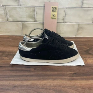 Golden Goose skor - Golden Goose skor | Skicket är 9/10 - Storlek 43 - Nypris 5499kr - Vårt pris 2599kr, skorna är i jättebra skick enda deffekter är lite märken vid sulan. Dustbag följer med! Tveka inte vid att ställa frågor vid funderingar, pris kan diskuteras!