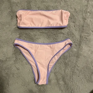 Pink purple bandeau bikini - Rosa lila bandeau bikini 👙 I storlek S och passar mig perfekt med kupa 70-75B. Det fanns padding men tog ut det och hittar inte de tyvärr. Men om man har hemma då kan man sätta in som man ser på bild 3. Inga defekter, använt 1 gång. ❌Visar inte med den på❌