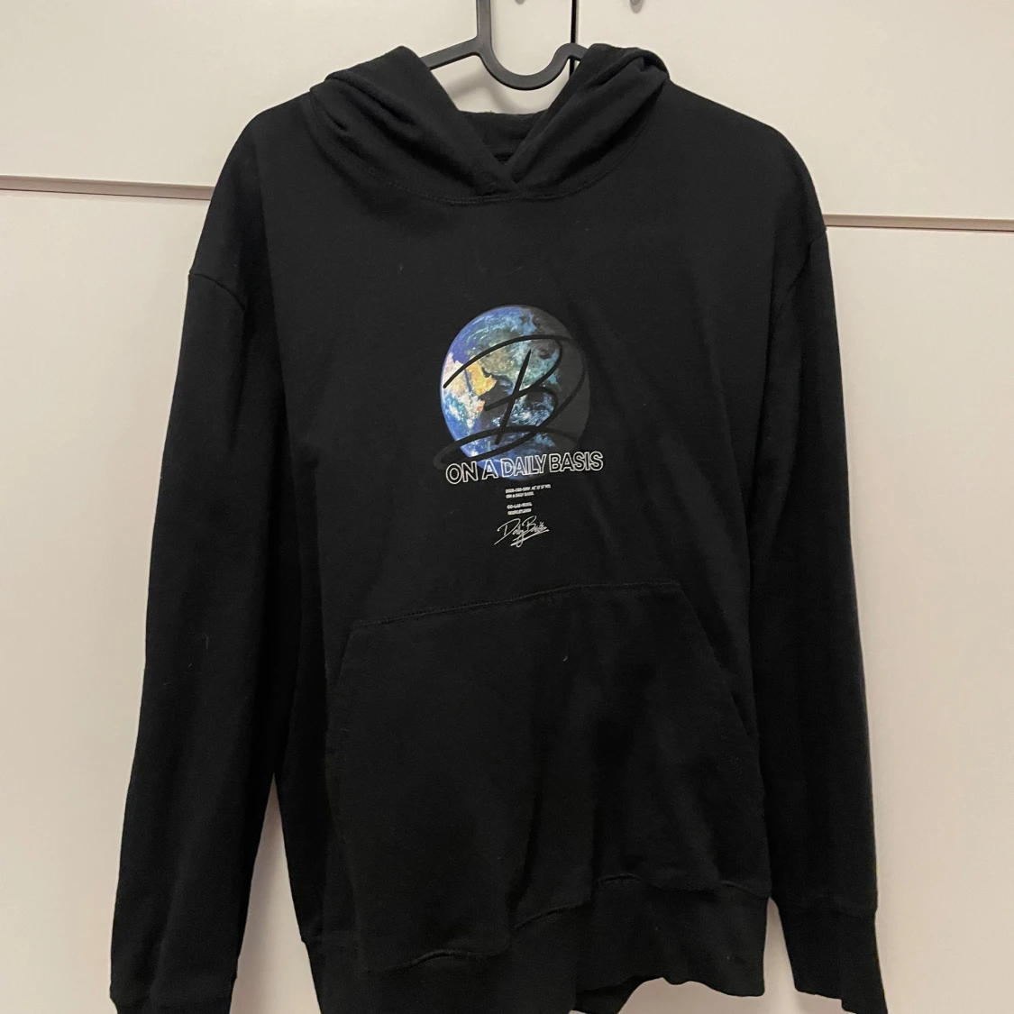 Svart hoodie med tryck