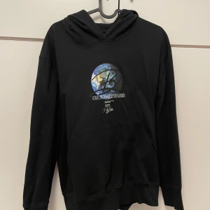 Svart hoodie med tryck - bud