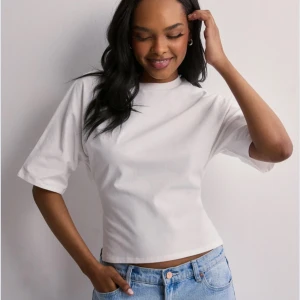 Vit topp från Nelly med knytning i ryggen - Jätte snygg topp. Använd max 5 gånger. Inga defekter.🤗❣️🤩 storlek s men passar även xs/xxs skulle jag säga