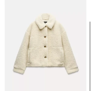 Vit teddyjacka från Zara - Så fin teddy jacka som jag aldrig använt. Säljer då den är lite för liten för mig🥰💕💕