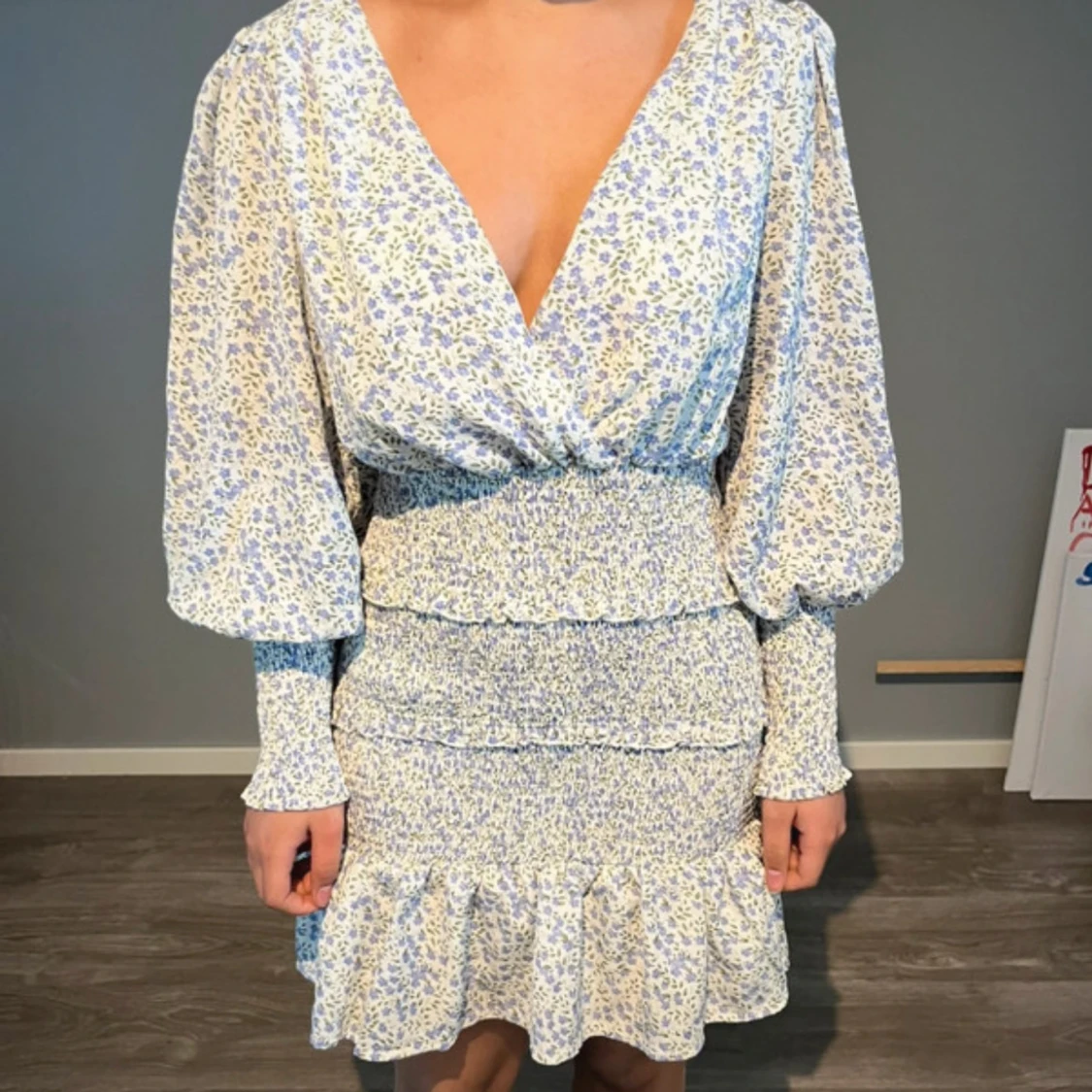 Blommig kortklänning med volang och v-ringning - 1