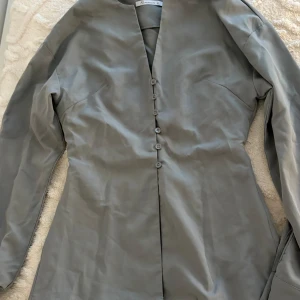 Blus - Säljer två blusar – en grå (storlek M) och en blå med vita ränder (storlek 38). 80 kr/st eller båda för 120 kr. Bild på? Säg till!