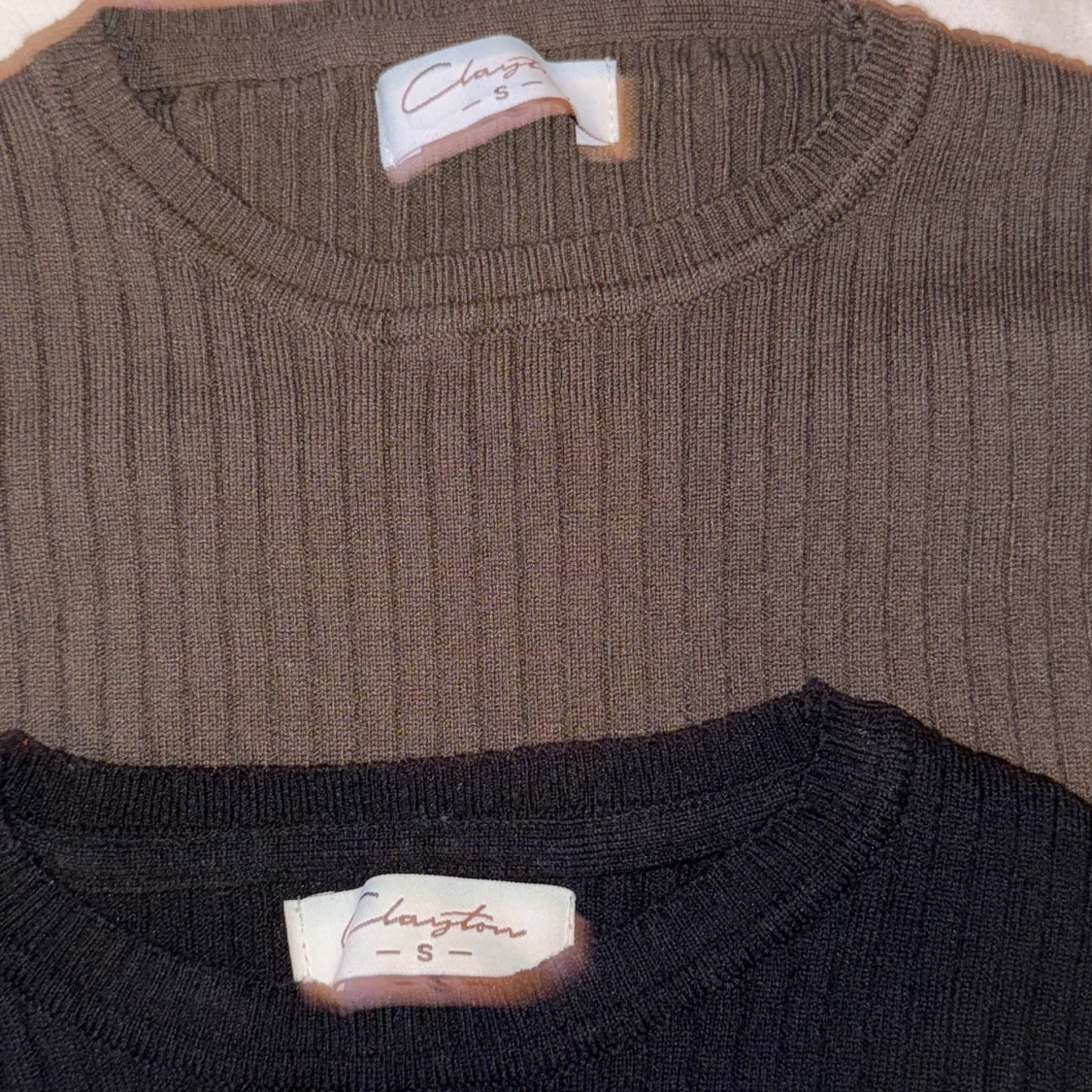 Två ribbade tröjor från Clayton - 1