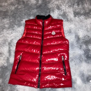 Söker byten - Söker byten mot en riktigt fräsch moncler väst i storlek 1 som då är S men ska nog funka bra på M. Köpte den på plick för 2500kr. Hade varit kul byta mot något annat kul och hör av er vid minsta funderingar😁