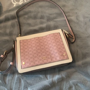 Axelväska från Dune London i rosa och beige - Säljer en snygg axelväska från Dune London💕. Har ingen användning av den så jag säljer den. Pris kan diskuteras! Den är köpt i london💕