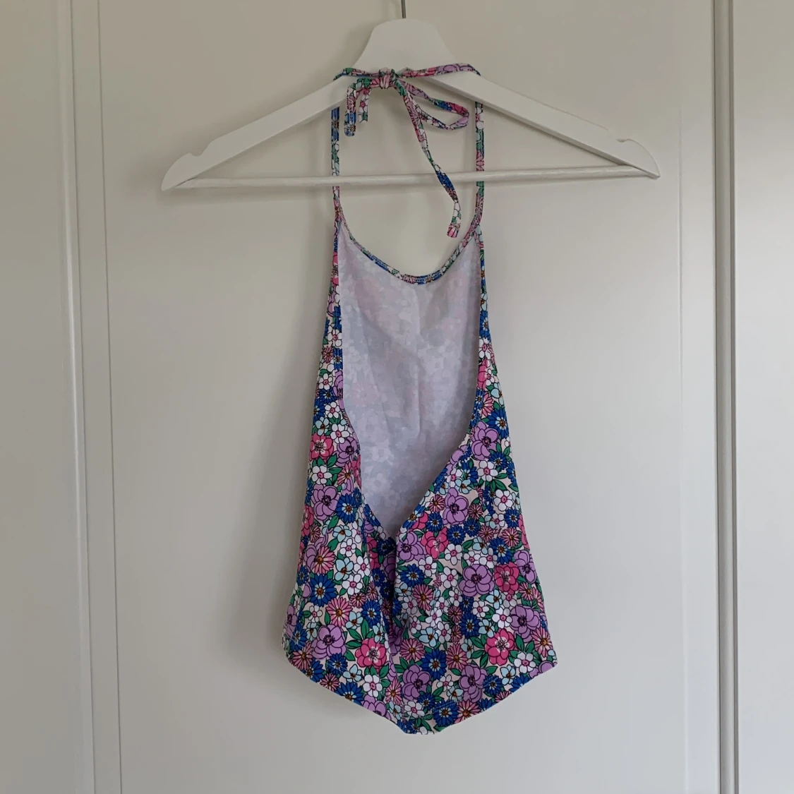 Blommig topp med knyt i nacken - 1