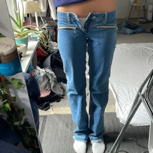 Lågmidjade vintage jeans - Bra skick! Mått: midjemått rakt över 39 grenhöjd 20 benöppning 20,5 innerbenslängd 86,5cm💗 jag är 180 och brukar ha 38/m