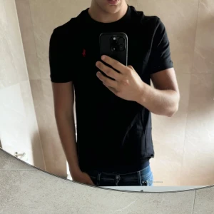 Polo Ralph Lauren T-shirt - Tjenare, säljer min helt nya polo tshirt eftersom den var för stor på mig. Skick 10/10 Aldrig använd. Storlek: M. Den är slim fit så sitter extra tight på kroppen vid rätt storlek, vid frågor eller sådant är det bara att skriva ! 🙌