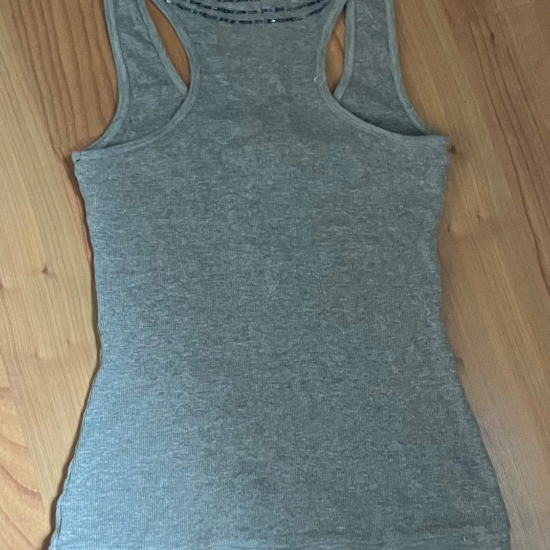 grått linne med pärlor - 1