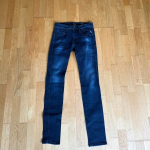 Replay Anbass jeans - Säljer ett par Replay Anbass jeans i mörkblå. Dessa jenas är i top sick! Cond 9/10 använda sparsamt. Perfekt nu till sommaren. Size är W28 L30 vid fler frågor kontakta mig kan gå ner i pris vid snabb affär. 
