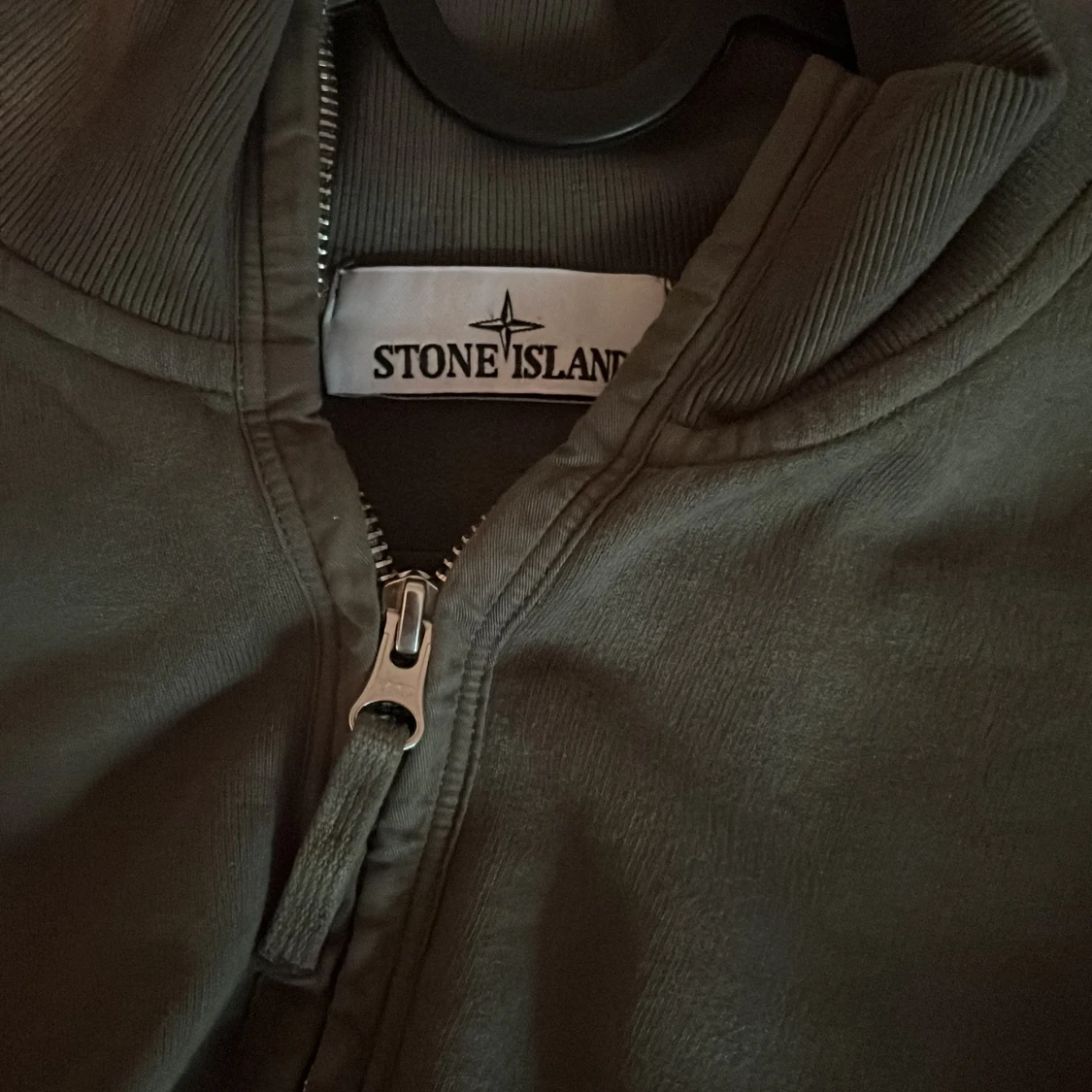 Grå halvzip tröja från Stone Island - 2