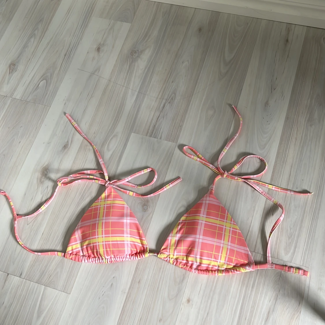 Rutig trekantsbikiniöverdel från Bik Bok