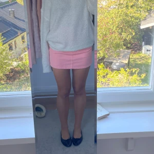 Rosa jeanskjol med fickor - Säljer en jättesöt rosa jeans kjol som tyvärr blivit lite liten för mig, den är storlek 36 men jag skulle säga att den passar 34/S/XS bäst, jag som brukar ha 36 kan ha den men den är lite tight. Fint skick utan defekter!🩷