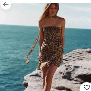 Leopardmönstrad kortklänning - Från Zara  