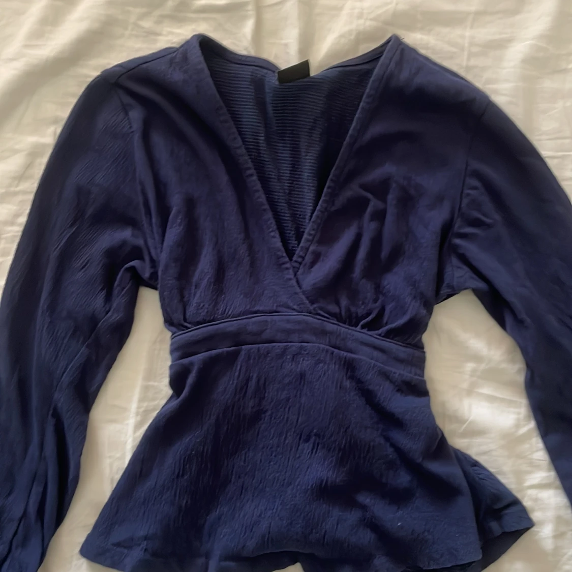 Mörkblå omlottopp med knytband