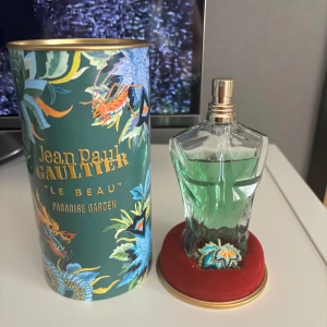 Jean Paul Gaultier Le Beau Paradise Garden EdT 75ml - Säljer nu denna sommar parfym från Jean Paul Gaultier då jag fått ett ny parfym nyligt. Mycket kvar i flaskan och en oerhört fräsch doft! Hör av er vid frågor🤙