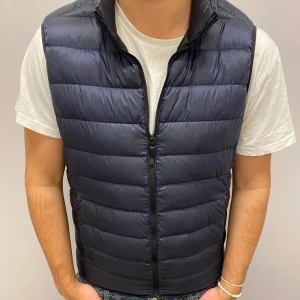 Uniqlo down väst - Tjena! Säljer denna feta uniqlo västen i mörkblå, den är i storlek S och har inga defekter. Jag är 177 och 74 kg TAR BUD och ställ gärna frågor