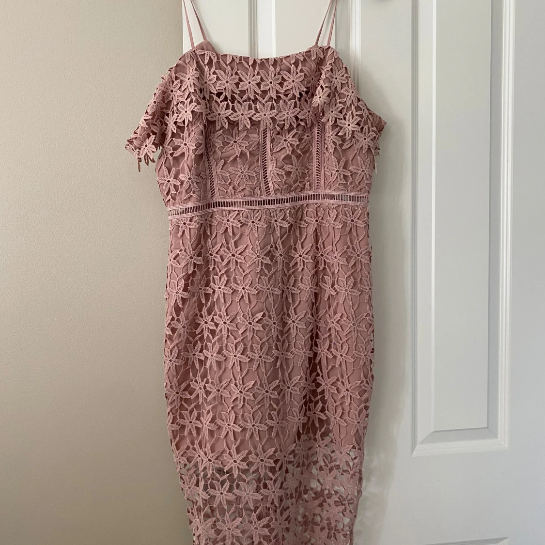 Rosa spetsklänning från New Look Premium