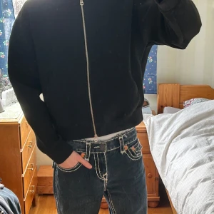 Weekday scuba hoodie - Svart scuba tröja från weekday, passformen är ganska boxig och croppar överhöften.