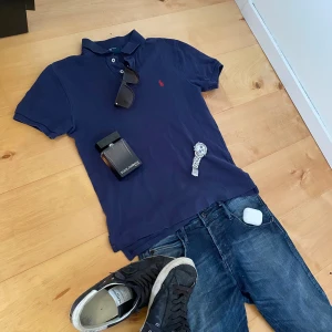 Marinblå raffe piké  - Säljer denna feta pikén från Ralph Lauren som är perfekt för sommaren | Den är i bra skick | Passar xs jag är 175 och den sitter litet på mig | Tveka inte på att komma med frågor 🤝🏼