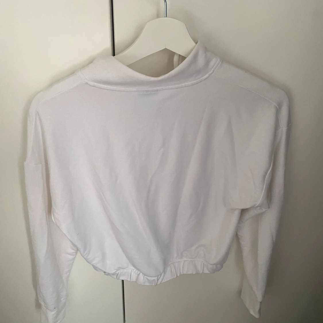 Vit croppad hoodie från Gymshark - 3