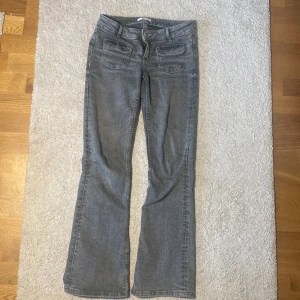 Grå jeans från Gina Tricot - JätteSnygga grå jeans från Gina  med bootcut-modell. Säljer pga att dem är för korta   Storlek 152.  Köparen står för frakten🤗Hör av er om ni undrar något! 